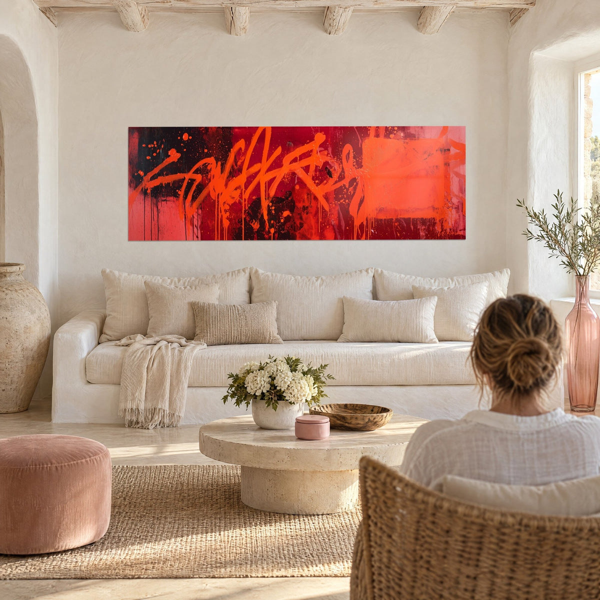 Gemälde Kalligrafie in fluoreszierendem Orange, dynamischer Pinselstrich auf karmesinrotem und schwarzem Grund, über einem Sofa in einem hellen Wohnzimmer