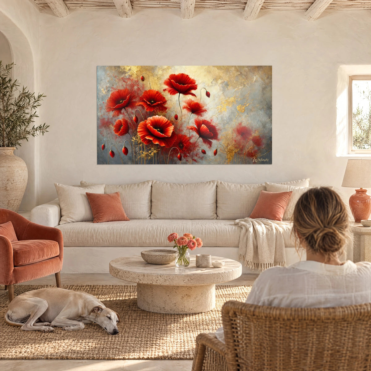 Schilderij met een boeket scharlakenrode klaprozen op een goud- en grijze achtergrond, een vrouw en haar windhond boven een bank in een lichte woonkamer
