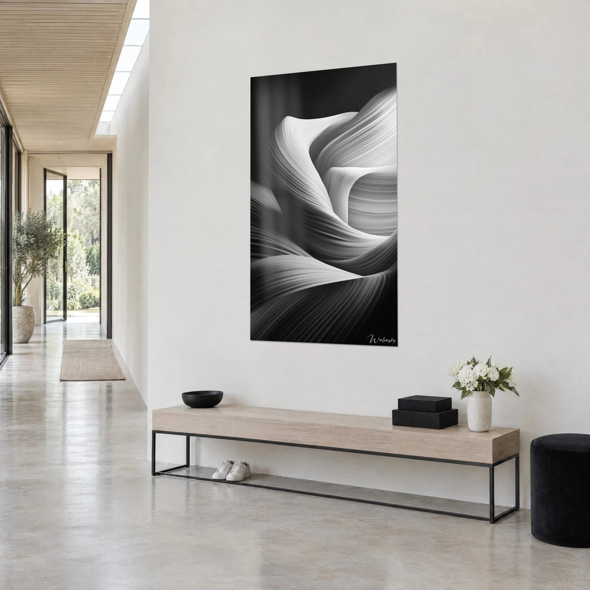 Tableau drapé abstrait aux stries gris perle et noir d'encre, pli lumineux en spirale, dans un couloir de maison d'architecte