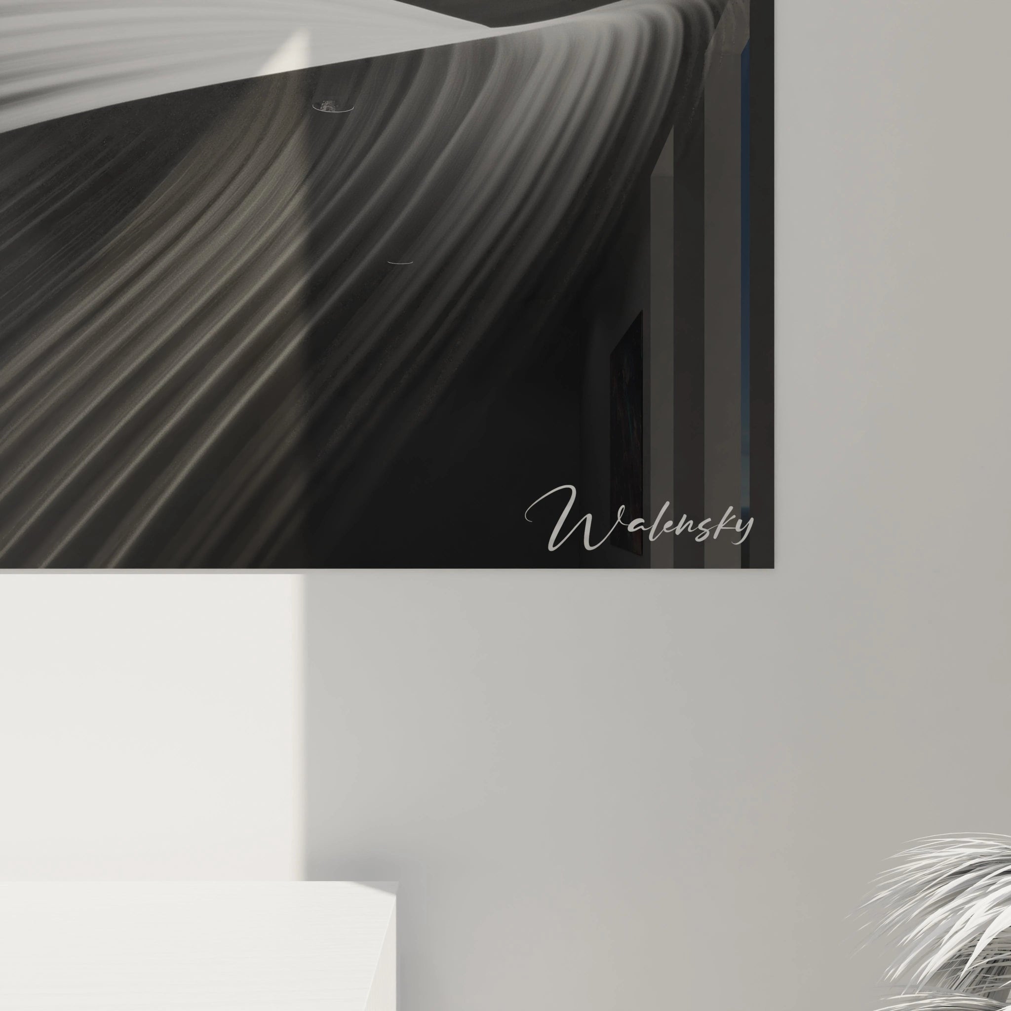 Un tableau géométrique noir et blanc illustrant des rubans courbes et entrelacés. Contraste marqué entre noir profond et blanc lumineux, lignes parallèles formant des strates qui suggèrent le mouvement, texture visuelle rappelant des formations naturelles stylisées.
