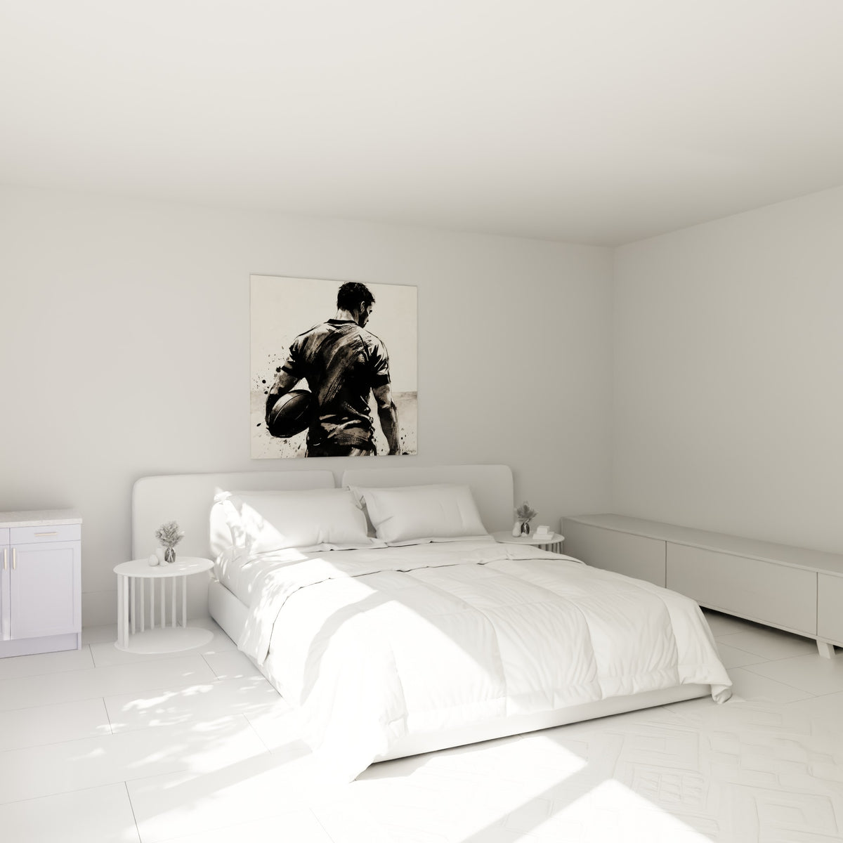 Silhouette de rugbyman noir et ivoire, ballon calé au corps, accrochée au-dessus d'un lit dans une chambre claire