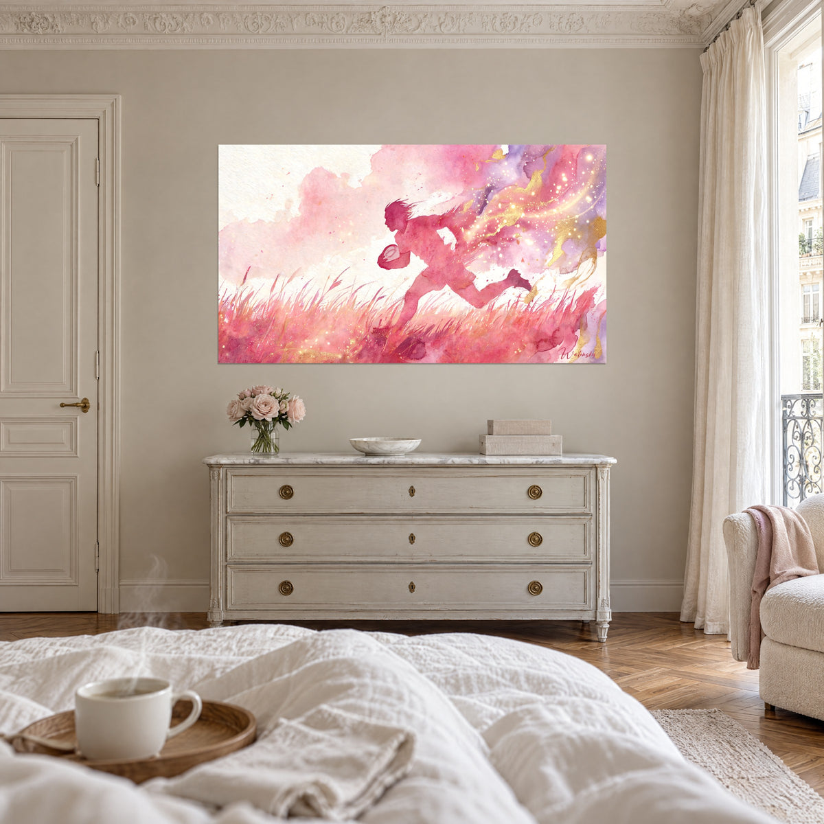 Tableau coureur au ballon ovale, silhouette rose framboise et paillettes dorées sur fond crème, au-dessus d'un lit dans une chambre claire
