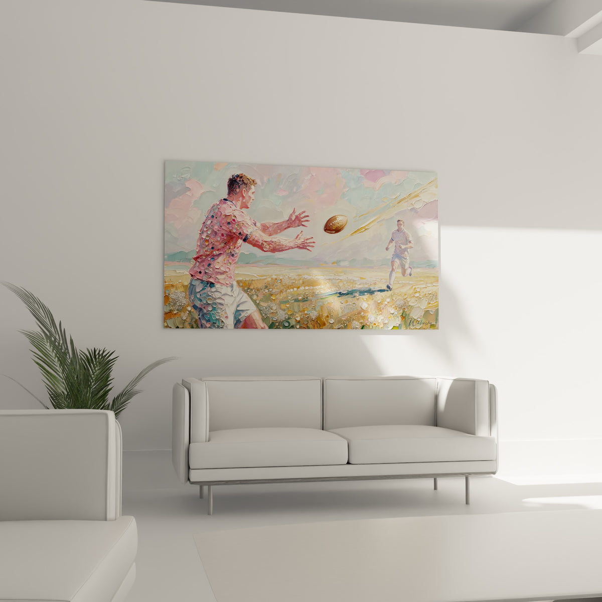 Ballon doré en vol entre deux joueurs vêtus de rose et blanc, au-dessus d'un canapé dans un salon lumineux