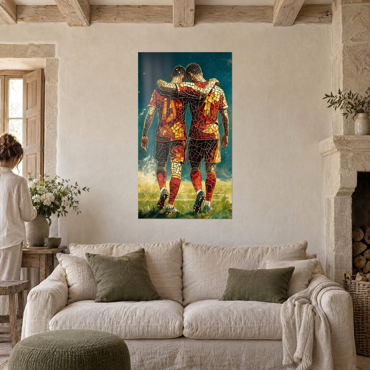 Tableau deux rugbymen enlacés en mosaïque rouge et dorée sur fond bleu canard, au-dessus d'un canapé dans un salon lumineux