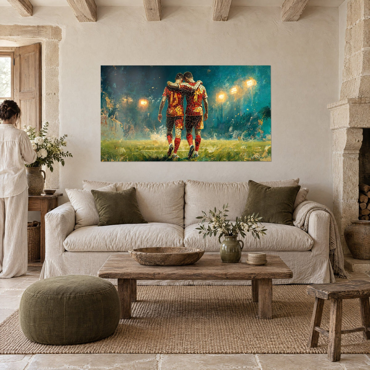 Tableau deux rugbymen enlacés en mosaïque rouge et dorée, projecteurs ambrés sur gazon vert, au-dessus d'un canapé dans un salon lumineux