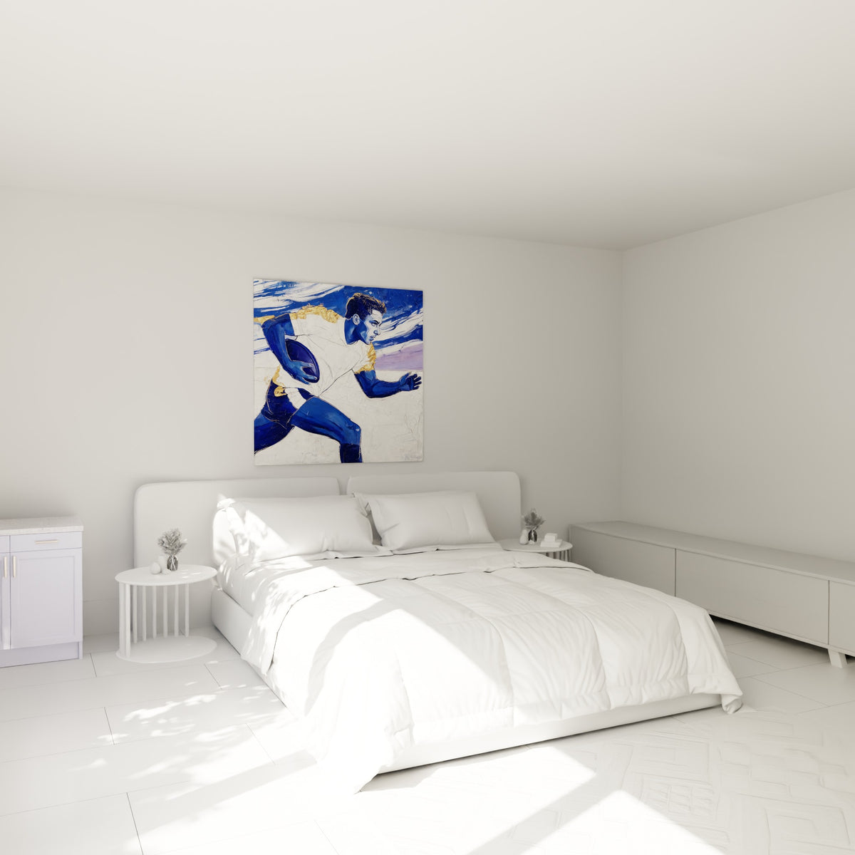 Sportif bleu et doré capturé en plein élan, tableau rugby accroché au-dessus d'un lit dans une chambre claire