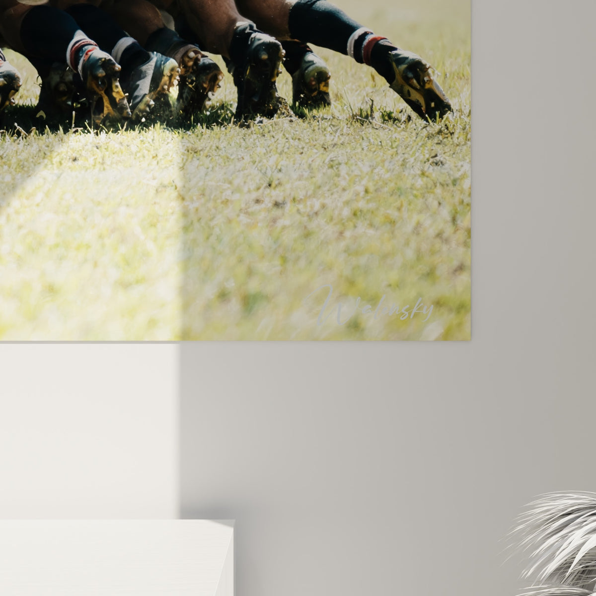 Détail des maillots rouges et noirs froissés, grain de l'impression visible sur cette toile de rugby accrochée