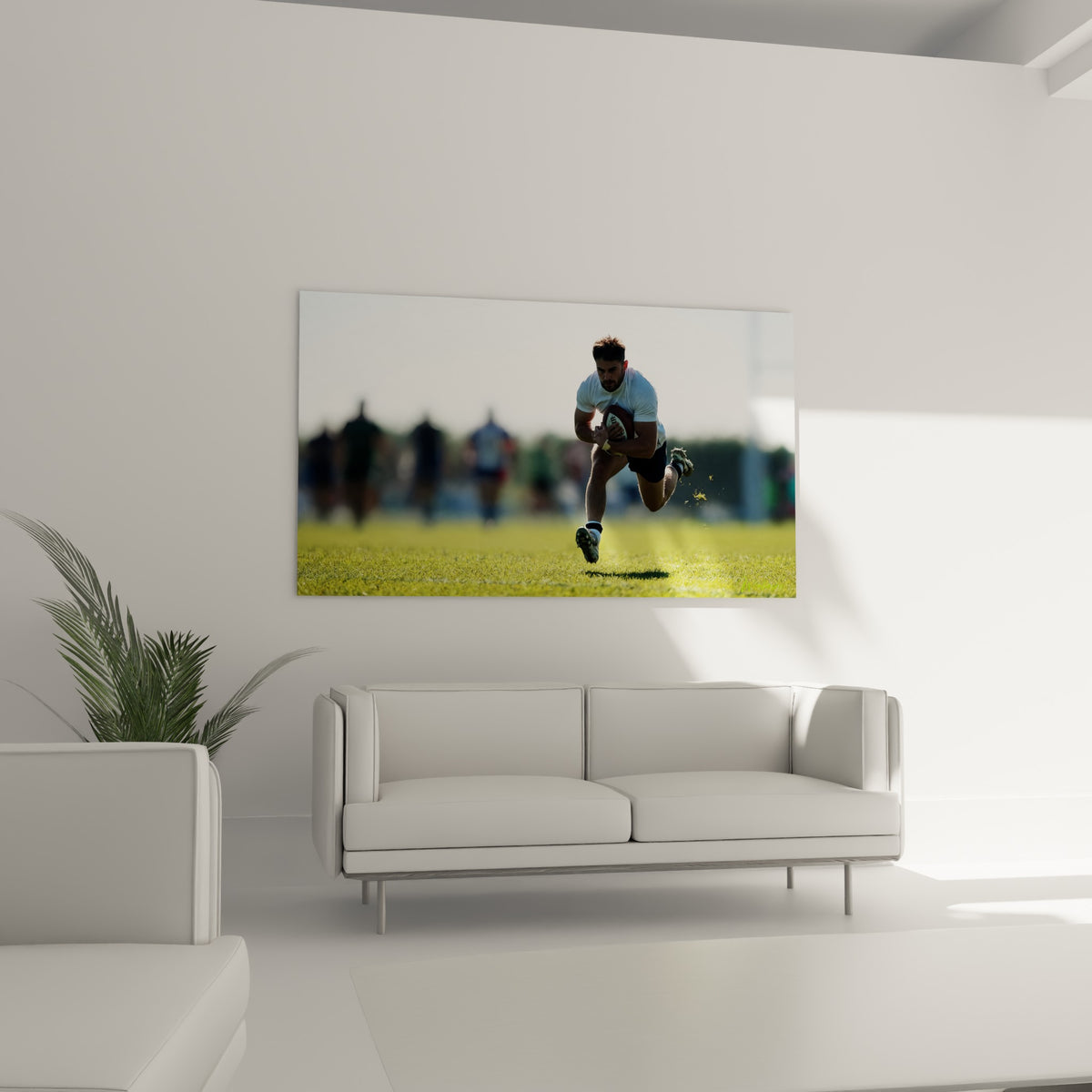Coureur de rugby saisi en plein effort, maillot blanc et fond vert flouté, dans un salon lumineux