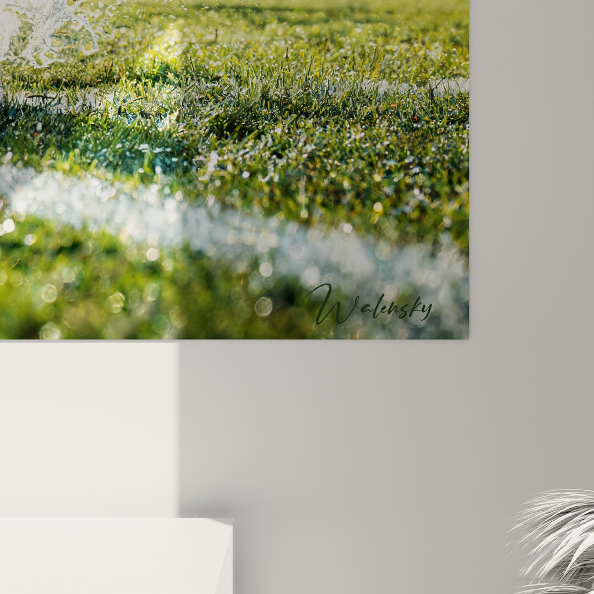 Gouttes d'eau suspendues et grain photographique visibles sur ce tableau rugby aux tons verts et dorés