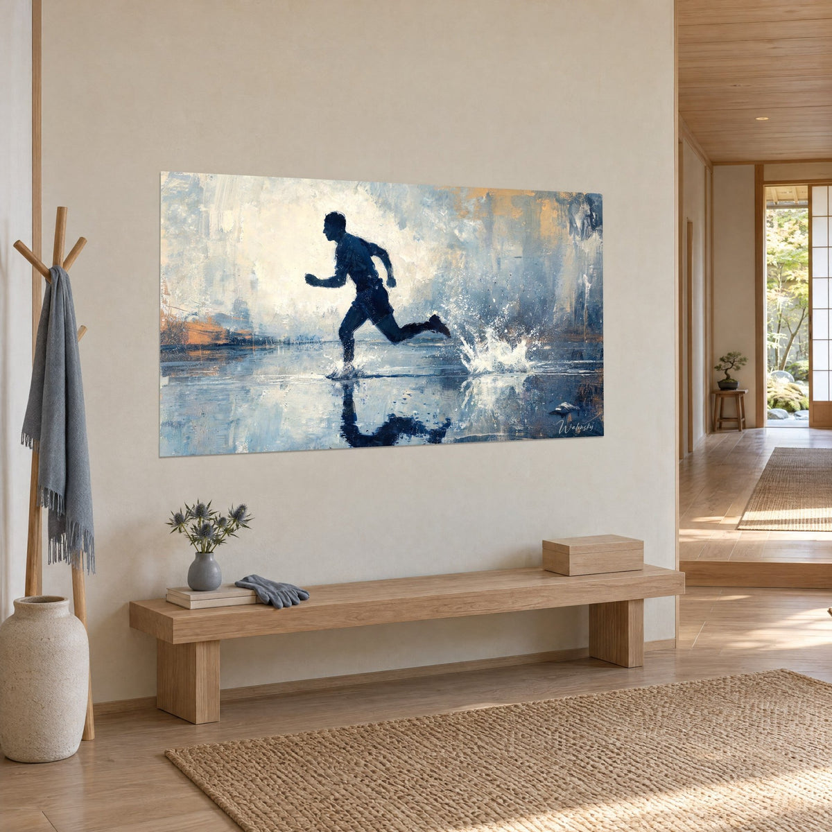 Tableau athlète en pleine foulée, gerbe d'écume blanche et reflets bleu nuit sur fond crème, mur d'une entrée japandi