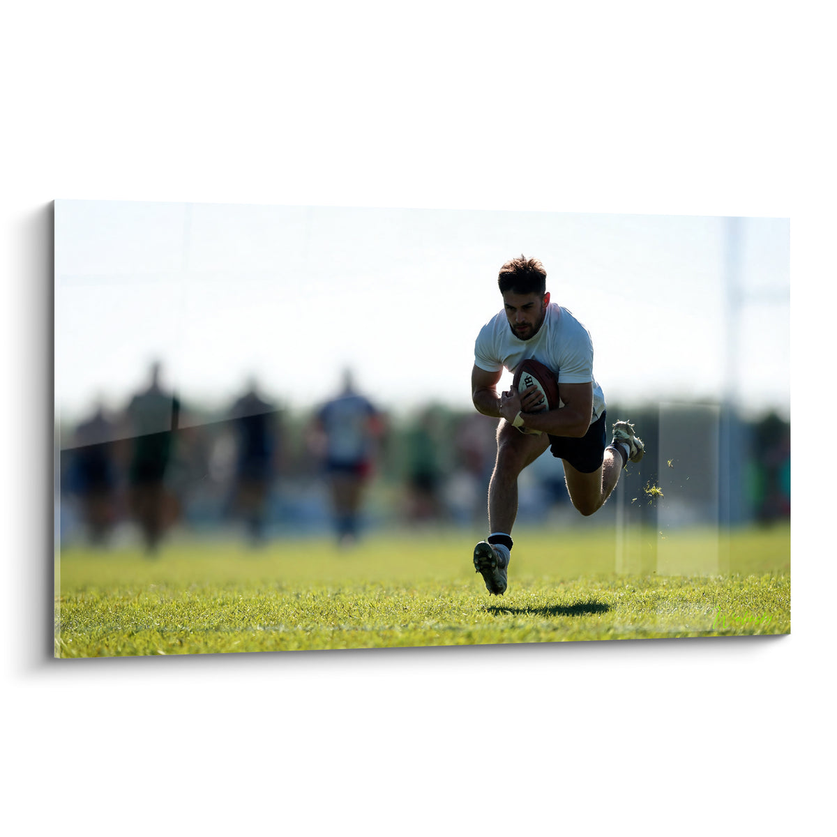 Joueur de rugby en maillot blanc et short sombre courant sur une pelouse verte lumineuse