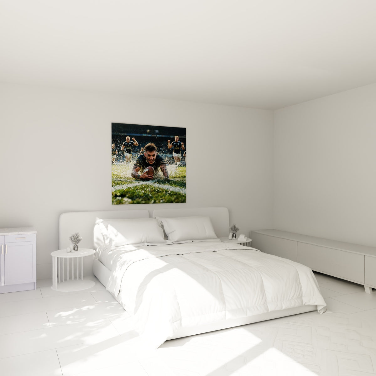 Rugbyman souriant serrant le ballon ovale, tons verts et noirs, au-dessus d'un lit dans une chambre claire