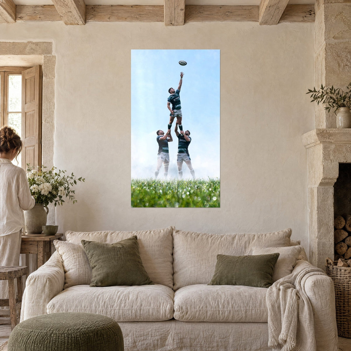 Quadro sollevamento in touche di rugby, giocatore verde e bianco sollevato con il braccio teso verso la palla, cielo azzurro, sopra un divano in un soggiorno luminoso