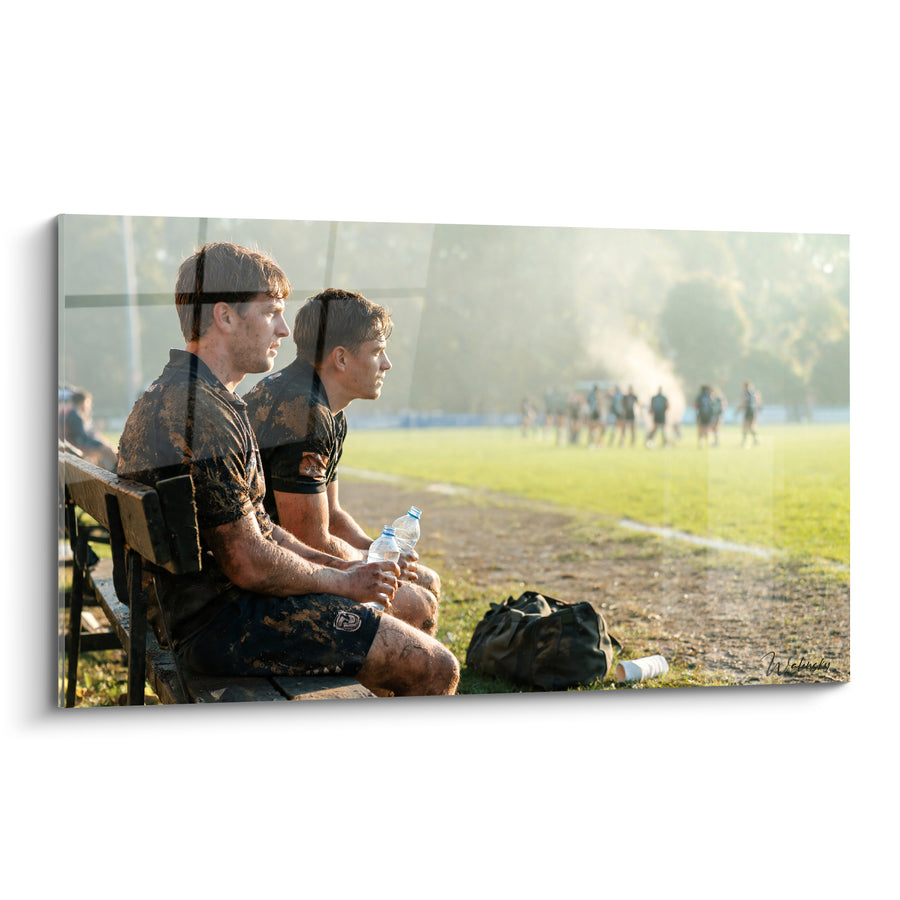 Tableau Joueurs boueux assis sur un banc - Pause après le combat - Edition Rugby