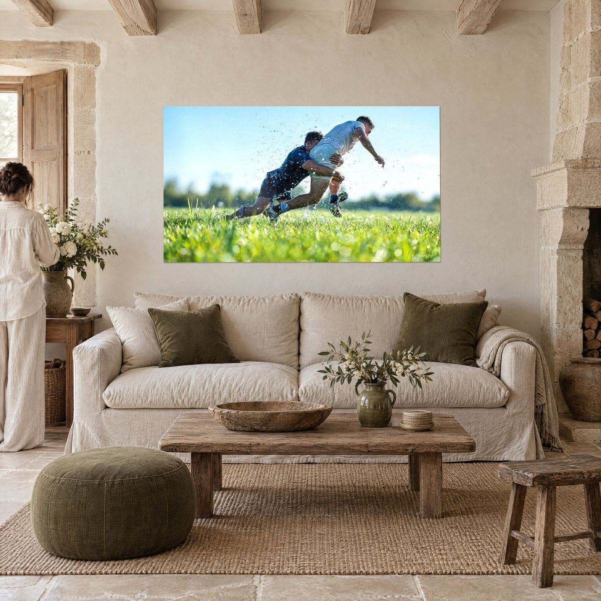 Tableau plaquage de rugby gerbant des gouttes d'eau, maillot bleu marine et blanc, au-dessus d'un canapé dans un salon lumineux