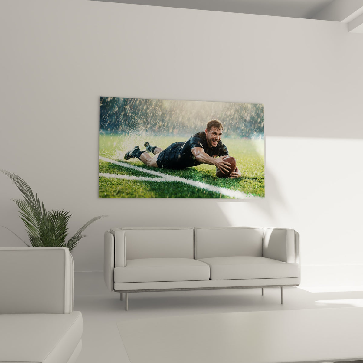 Rugbyman souriant plaqué au sol dans une lumière dorée, au-dessus d'un canapé dans un salon lumineux