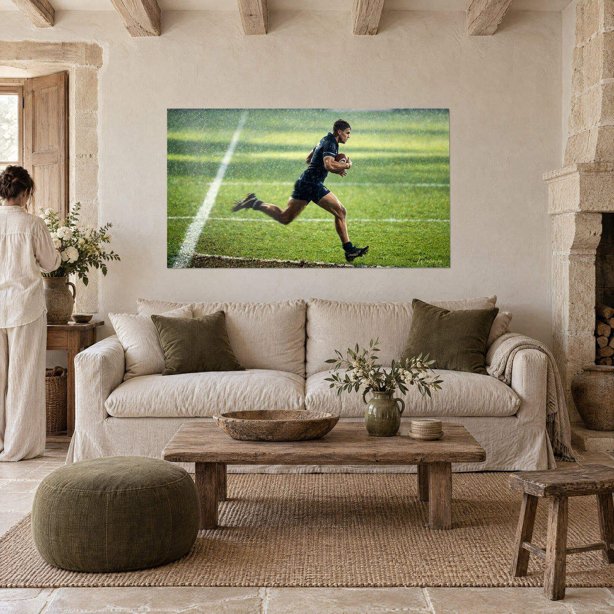 Gemälde Rugbyspieler im marineblauen Trikot unter prasselndem Regen, grüner Rasen, weiße Linie, über einem Sofa in einem hellen Wohnzimmer