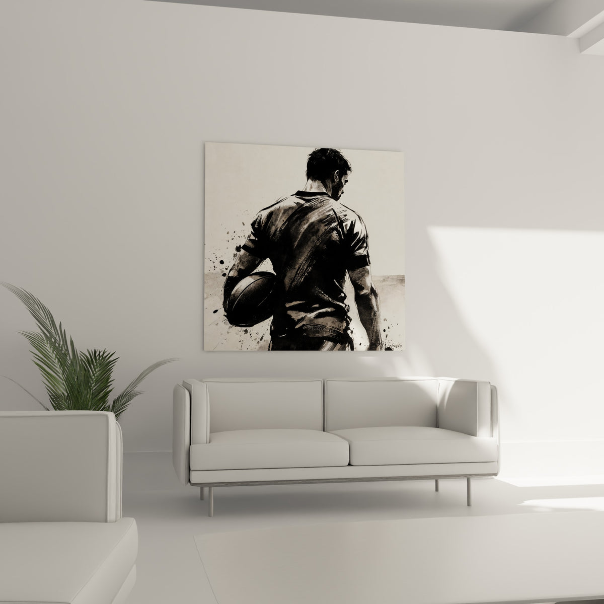 Sportif au maillot sombre et fond blanc cassé tenant un ballon ovale, au-dessus d'un canapé dans un salon lumineux