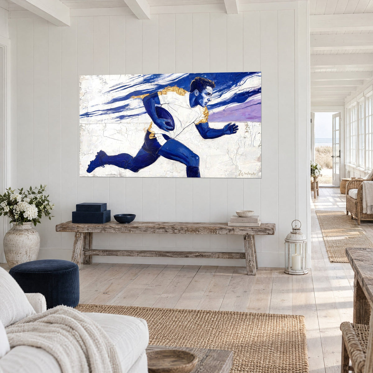 Tableau joueur élancé en bleu outremer et blanc, traînée violette à l'horizon, fond craquelé, dans une maison de bord de mer