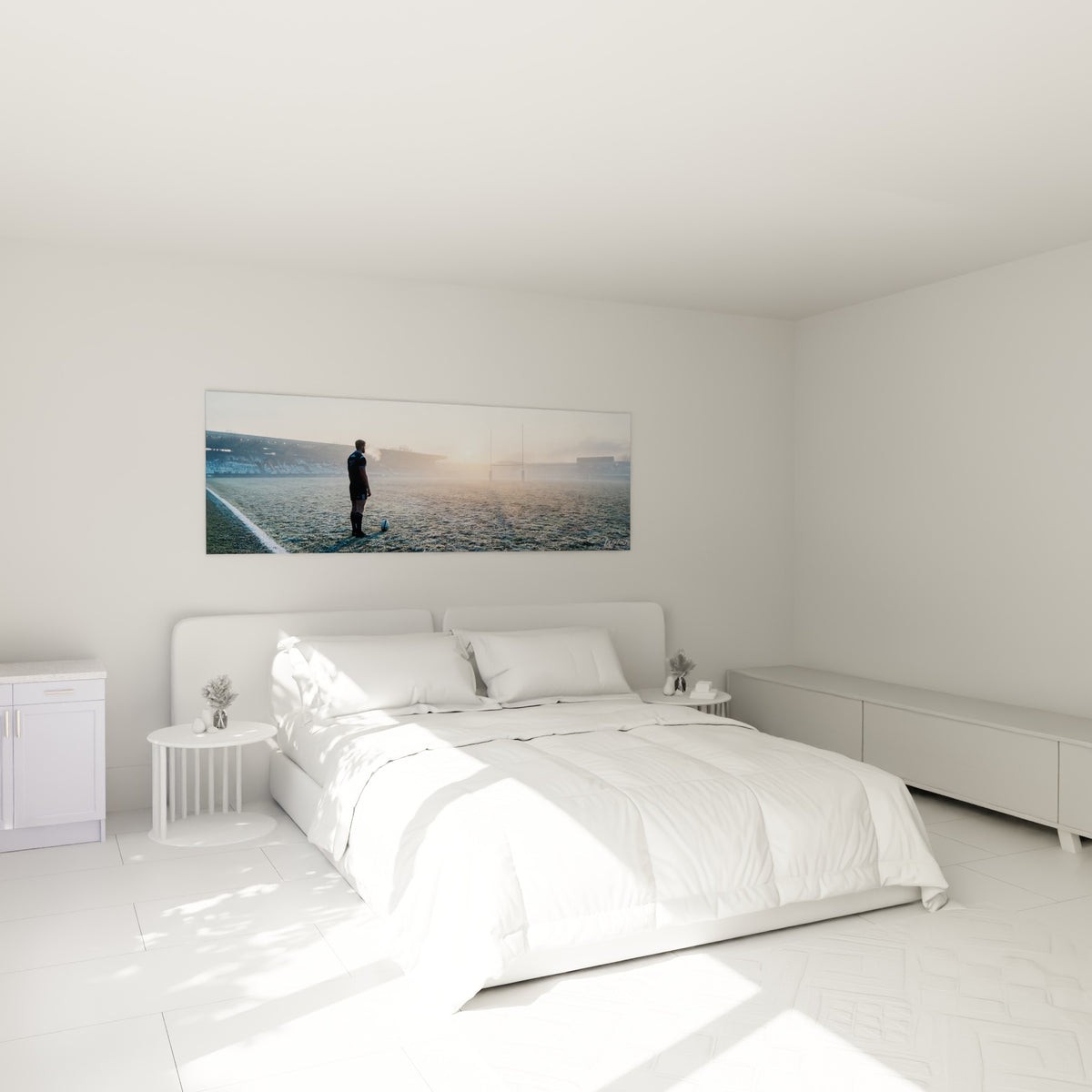 Silhouette de rugbyman en attente sous ciel bleu pastel, accrochée au-dessus d'un lit dans une chambre claire