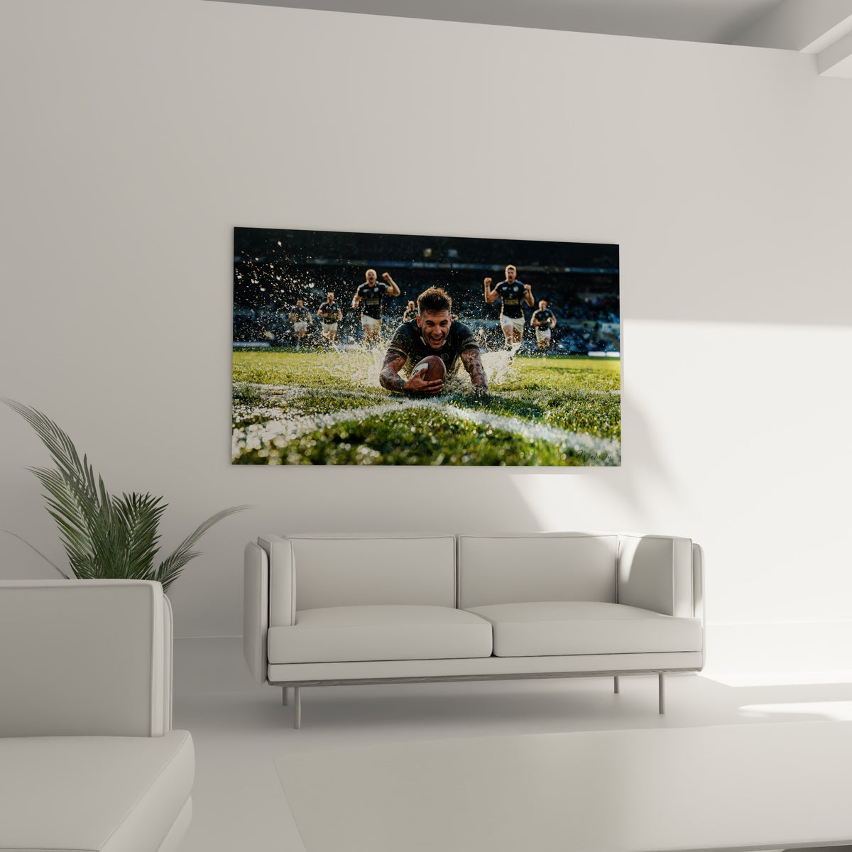 Scène sportive de rugby aux teintes vertes et anthracite, accrochée au-dessus d'un canapé dans un salon lumineux