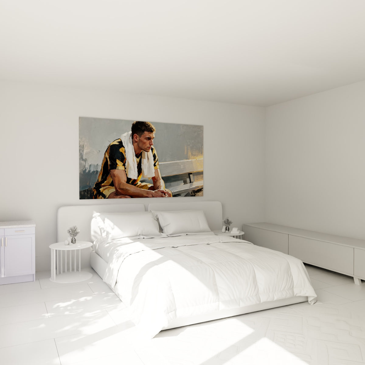 Sportif pensif en maillot ocre et noir, mains jointes, accroché au-dessus d'un lit dans une chambre claire