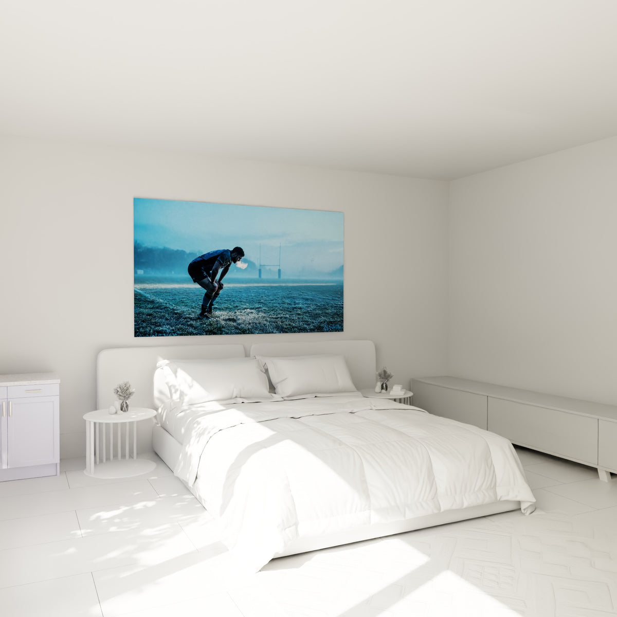 Silhouette de rugbyman en bleu marine et blanc au-dessus d'un lit dans une chambre claire