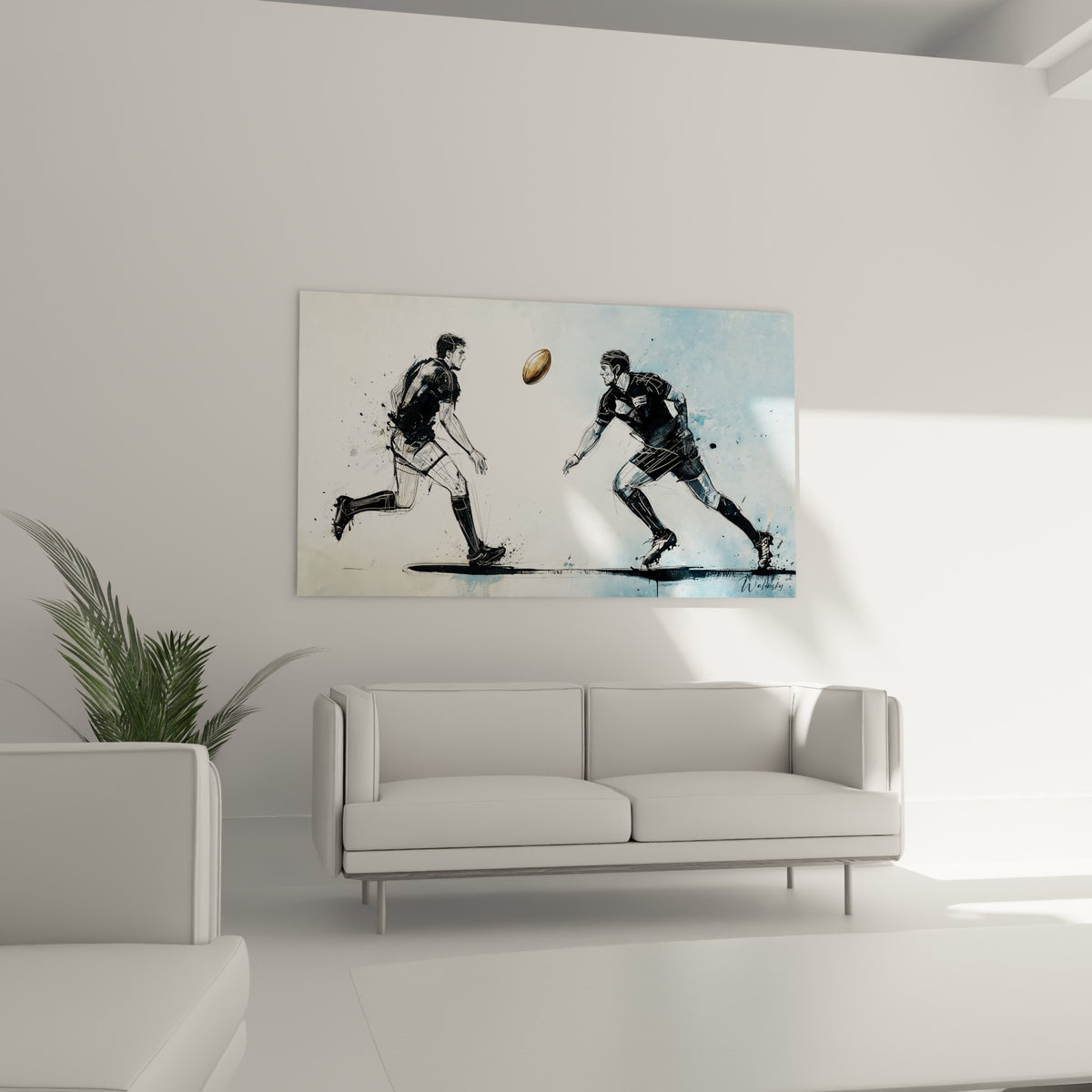 Duo de rugbymen tracés à l'encre noire sur fond bleu marine, au-dessus d'un canapé dans un salon lumineux