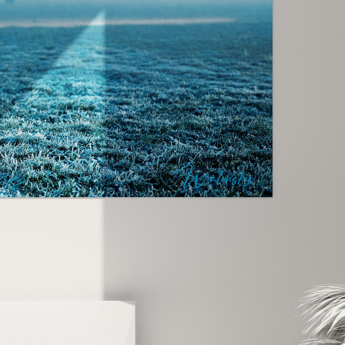 Grain pictural bleu glacé et blanc givré visibles de près sur cette œuvre de rugby accrochée