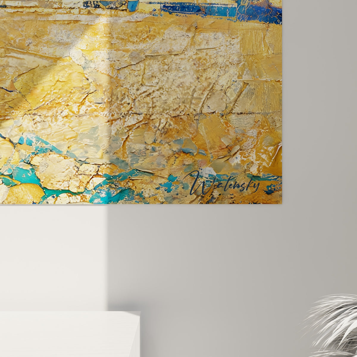 Empâtements dorés et fissures ocre se mêlant au bleu profond sur la toile accrochée