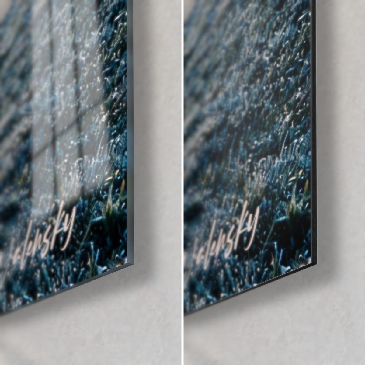 Tableau sportif en tenue sombre sur herbe givrée, coin bas droit : verre brillant bleu nuit à gauche, Dibond mat à droite