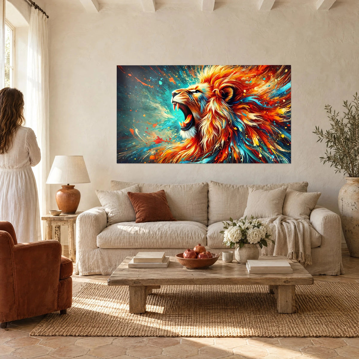 Schilderij brullende leeuw met oranje en turquoise manen, verfspatten, boven een bank in een lichte woonkamer