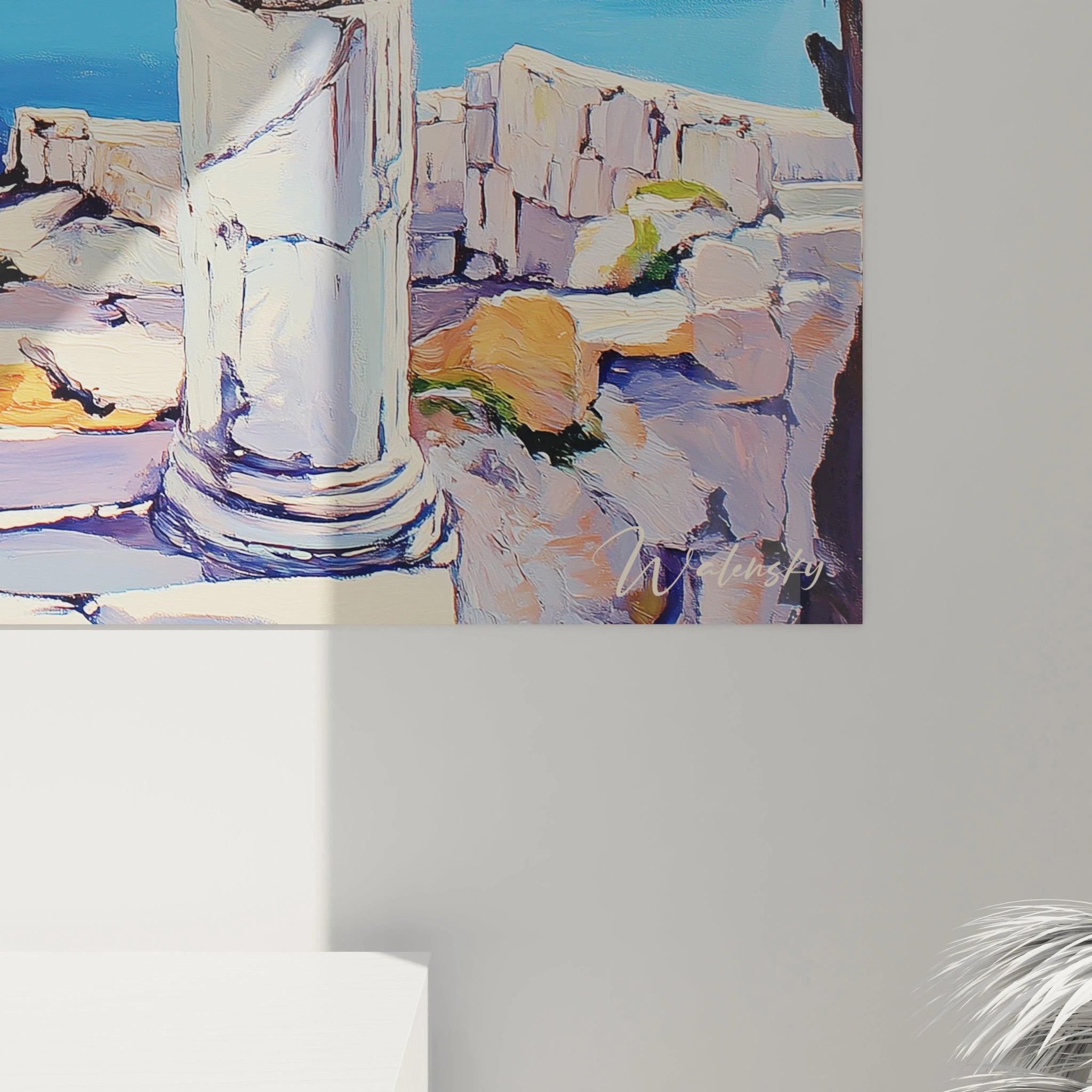 Un tableau de ruines grecques présentant des colonnes antiques fragmentées de couleur blanc crème, juxtaposées à des cyprès vert foncé, surplombant une étendue maritime bleu cobalt et des reliefs montagneux pâles, sous une lumière dorée caractéristique des rivages méditerranéens.
