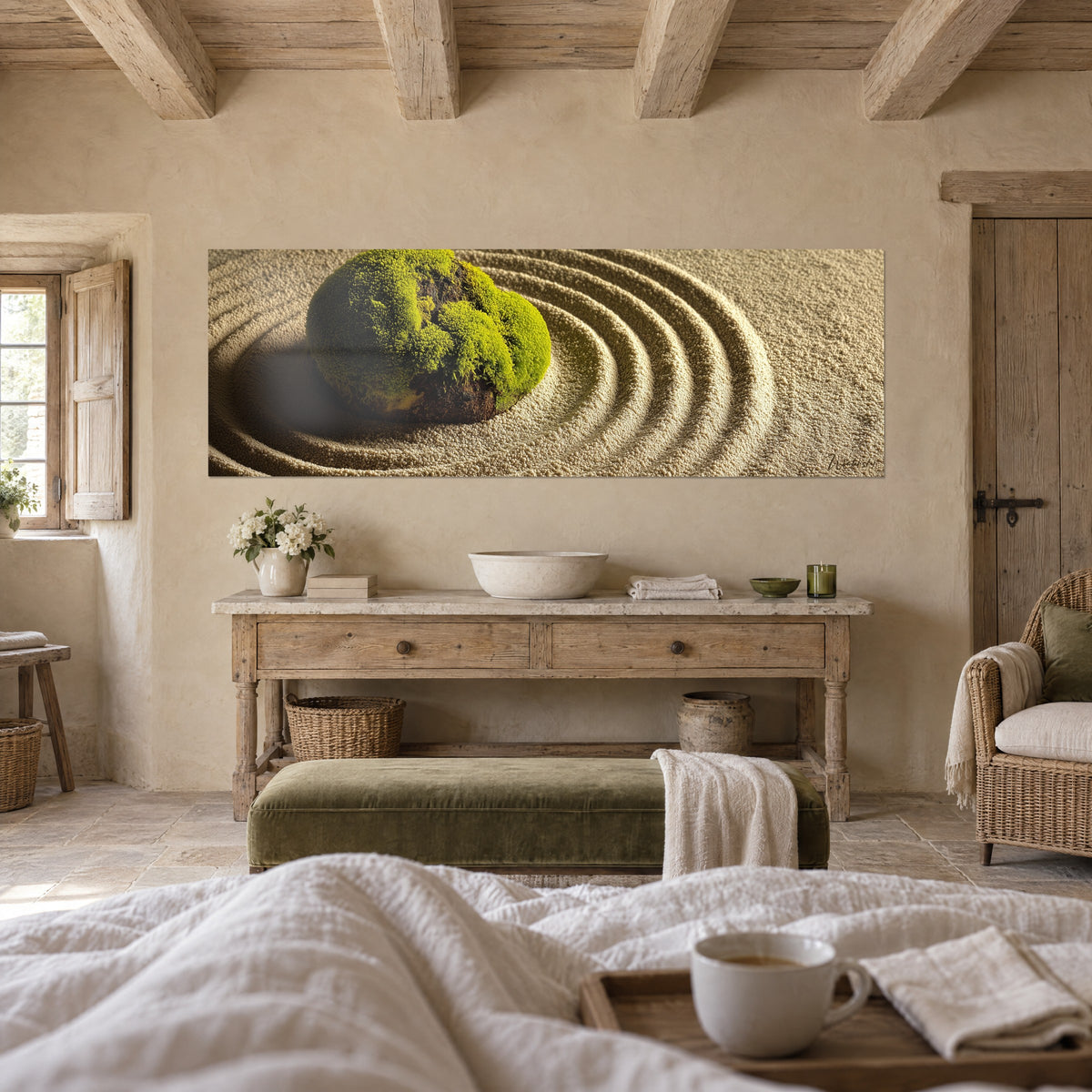 Tableau pierre tapissée de mousse verte et sillons concentriques de sable ocre, au-dessus d'un lit dans une chambre claire
