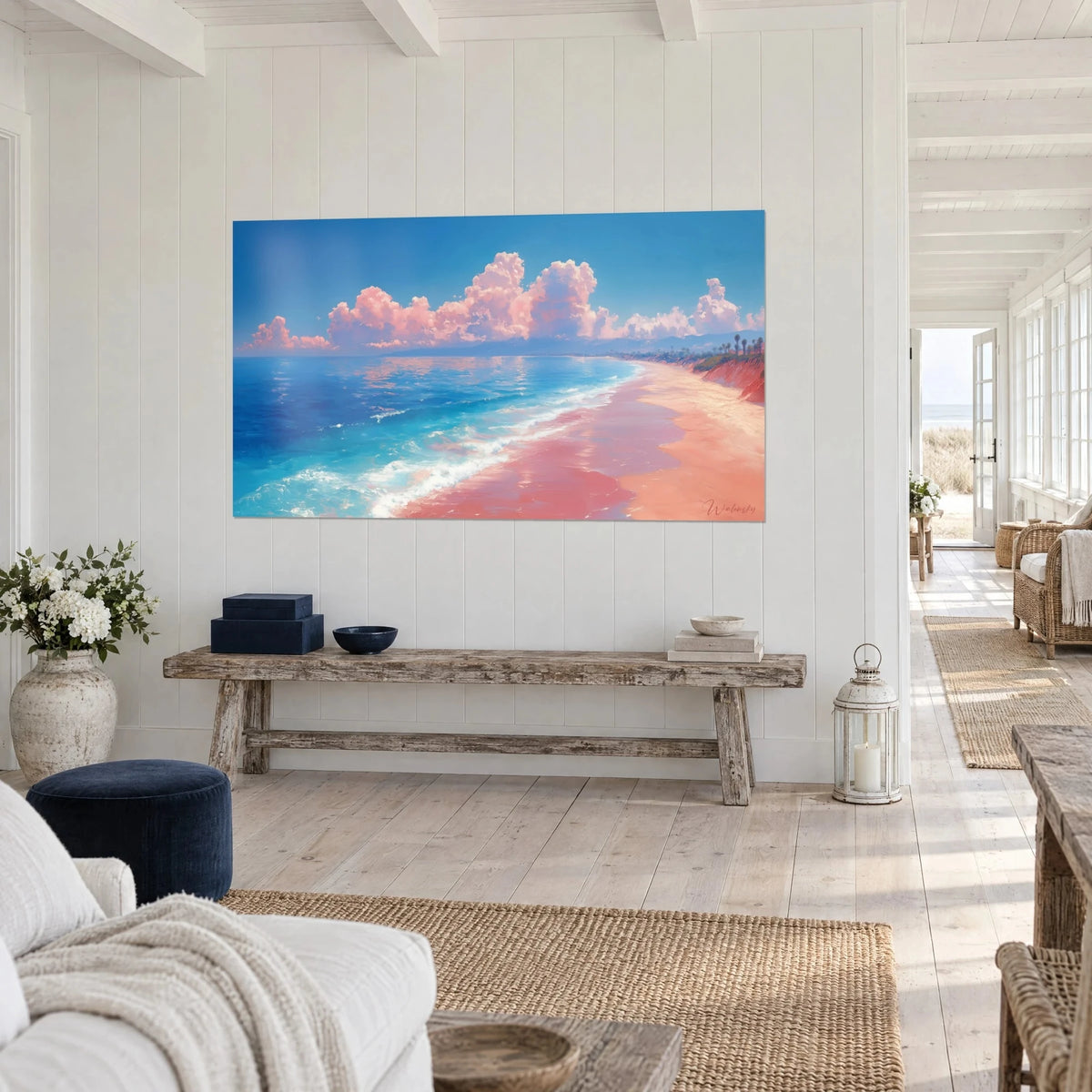 Quadro di litorale corallo e mare blu cobalto, onde orlate di schiuma avorio, scogliera ocra sullo sfondo, visto di tre quarti in una casa al mare