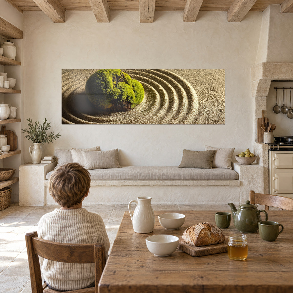 Tableau mousse vert acide sur son rocher brun, anneaux de sable crème, face à une table de ferme en bois, enfant assis