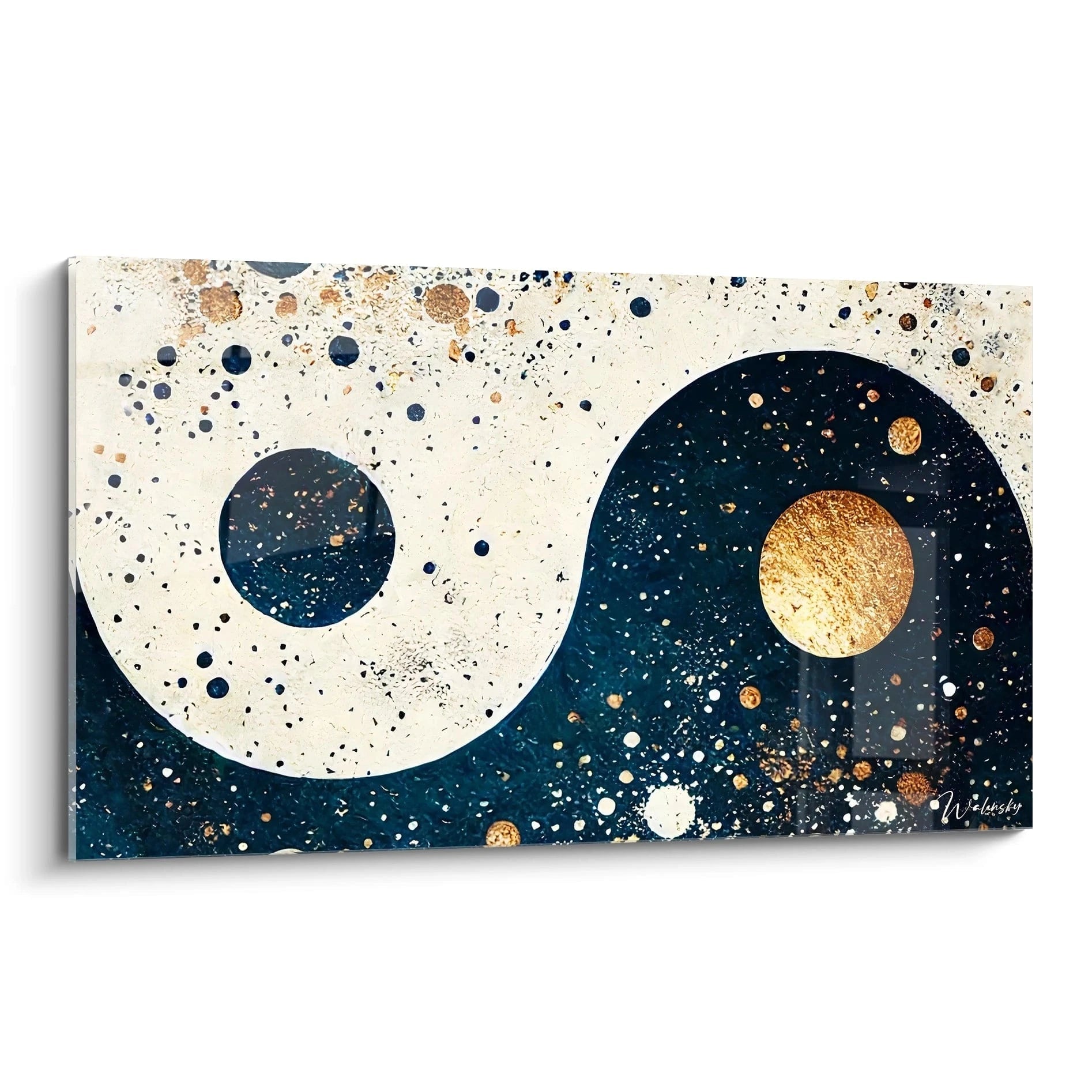 Tableau yin yang vu de biais. Une representation moderne de l equilibre cosmique avec des teintes blanches, marines et dorees pour sublimer votre interieur.

