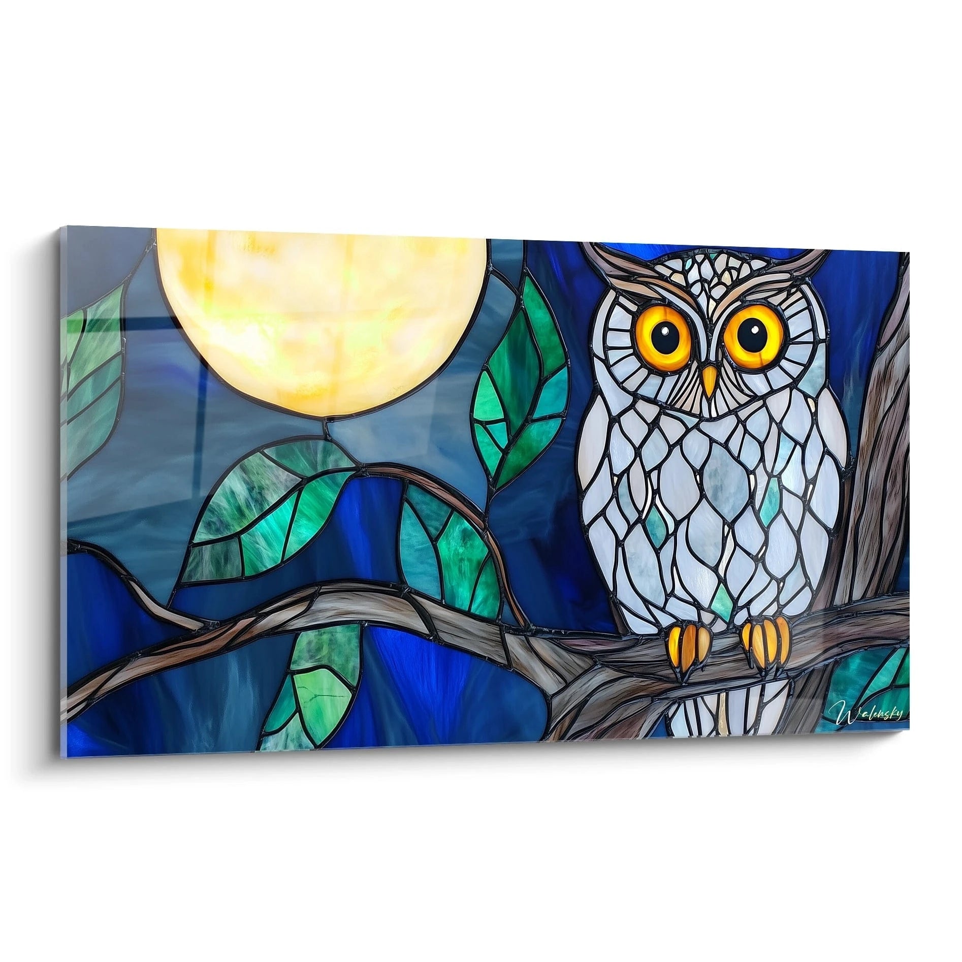 Tableau hibou nocturne représentant un hibou blanc aux yeux jaunes perché sur une branche, avec une lune dorée en arrière-plan, composé en style vitrail avec des segments de verre colorés en bleu, turquoise et blanc délimités par des lignes noires structurantes.
