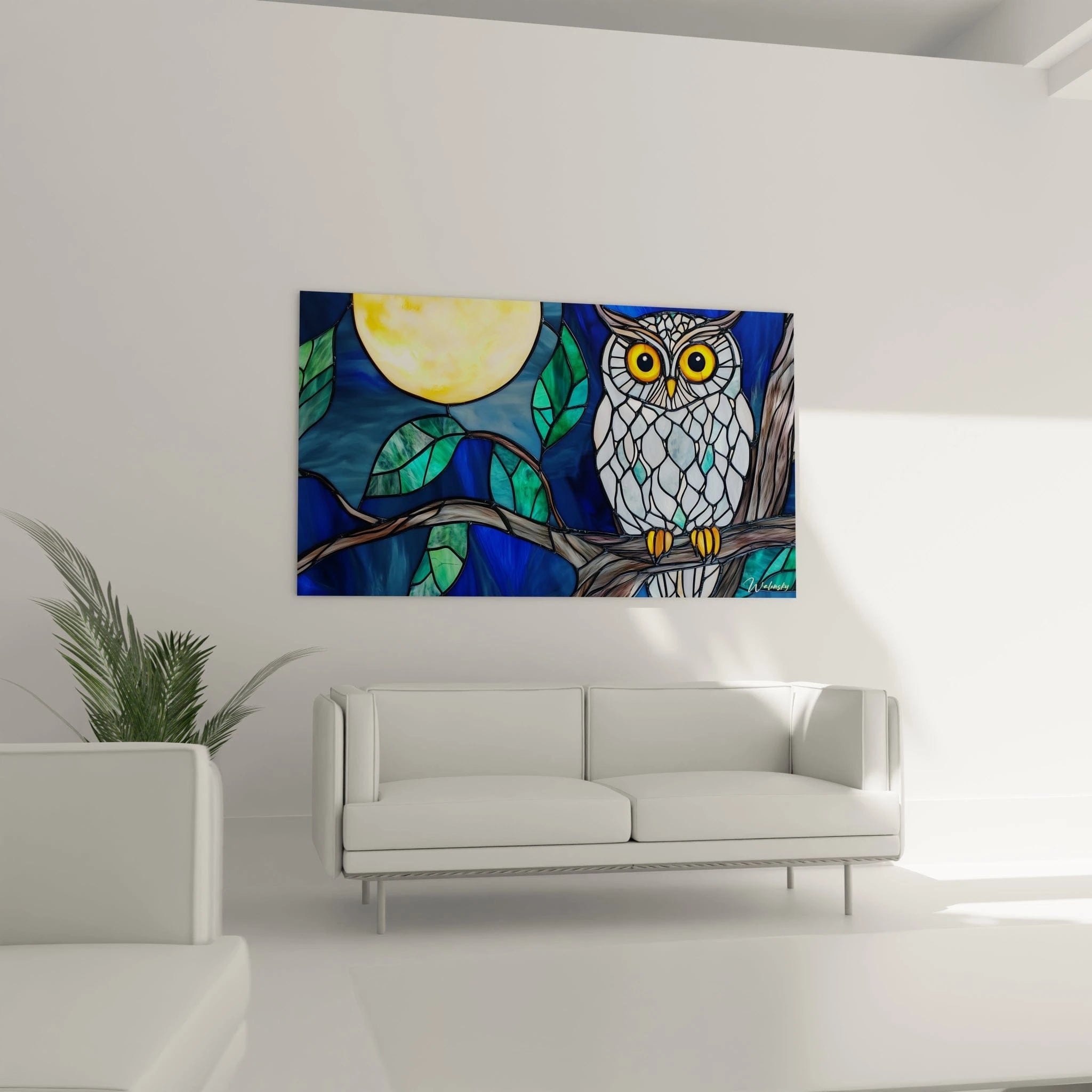 Tableau hibou mystique en technique vitrail combinant bleus intenses et blanc opalescent, montrant un hibou aux yeux jaune vif perché sur une branche grise, sous une lune ambrée, avec des textures variées de verre créant profondeur et jeux de lumière.
