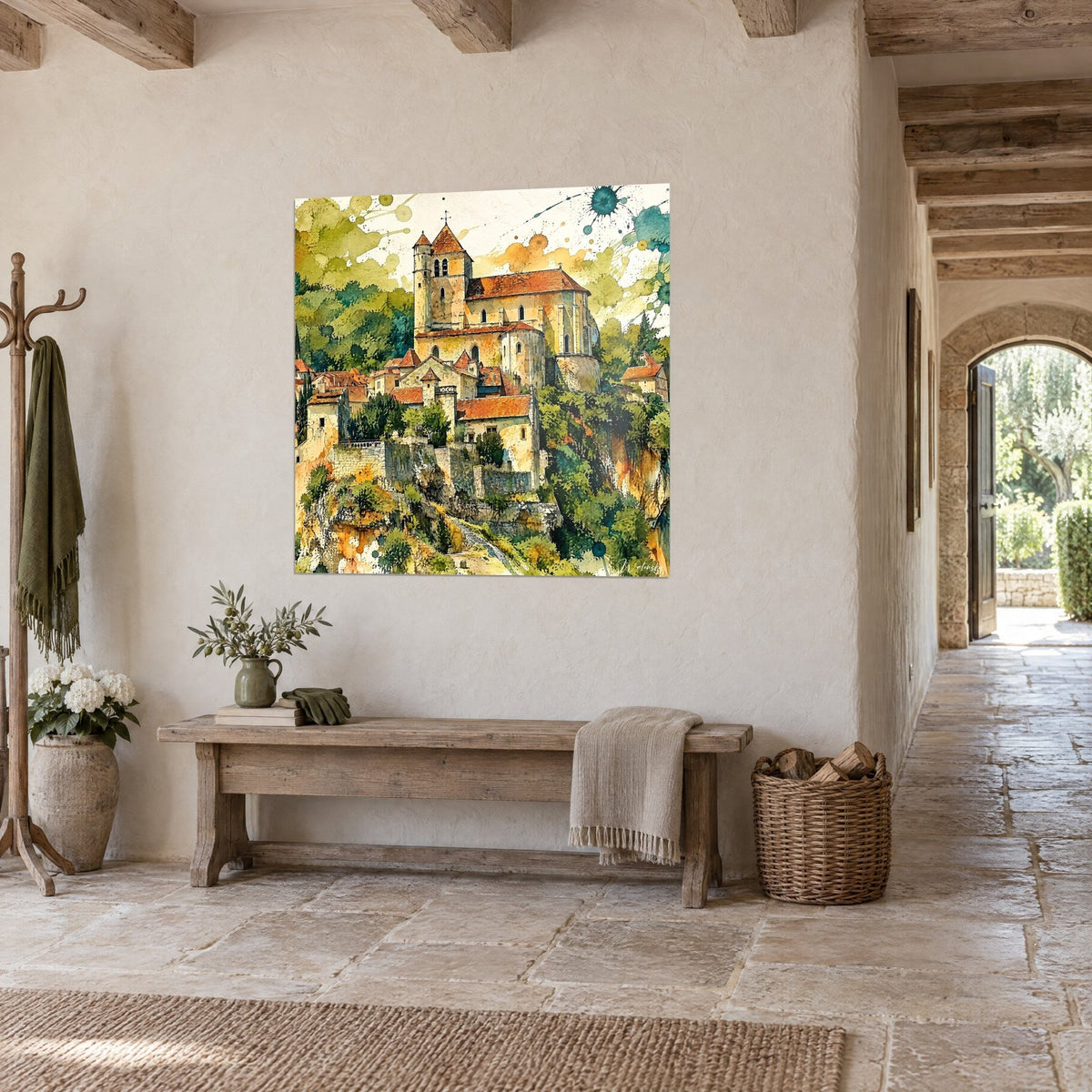 Quadro di campanile e borgo di pietra ocra su una scogliera, tegole ramate e fogliame verde, vista di tre quarti in un corridoio di pietra