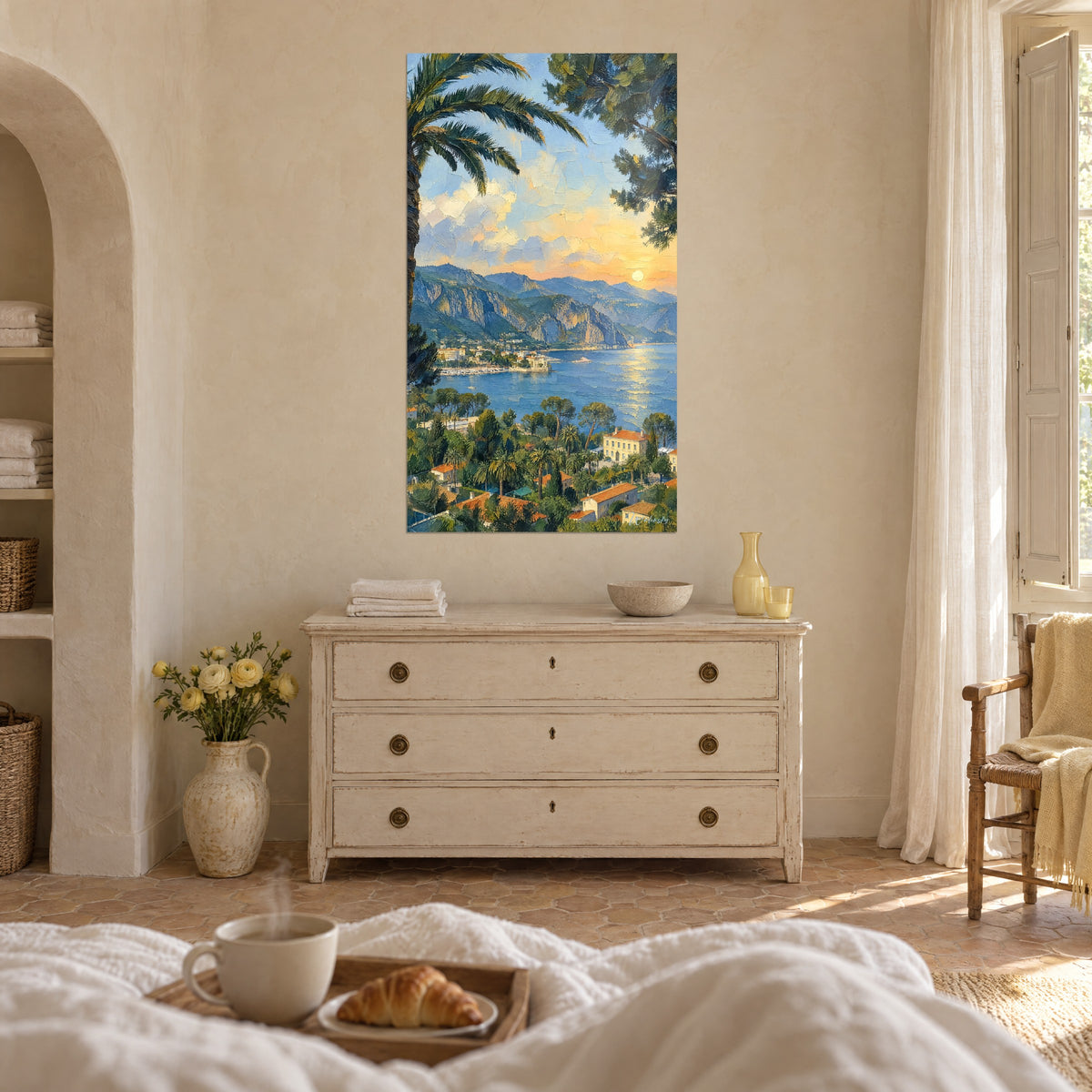 Schilderij golf van Saint-Jean-Cap-Ferrat, blauwe bergen en saffraangele lucht, donkere dennentakken, boven een bed in een lichte slaapkamer