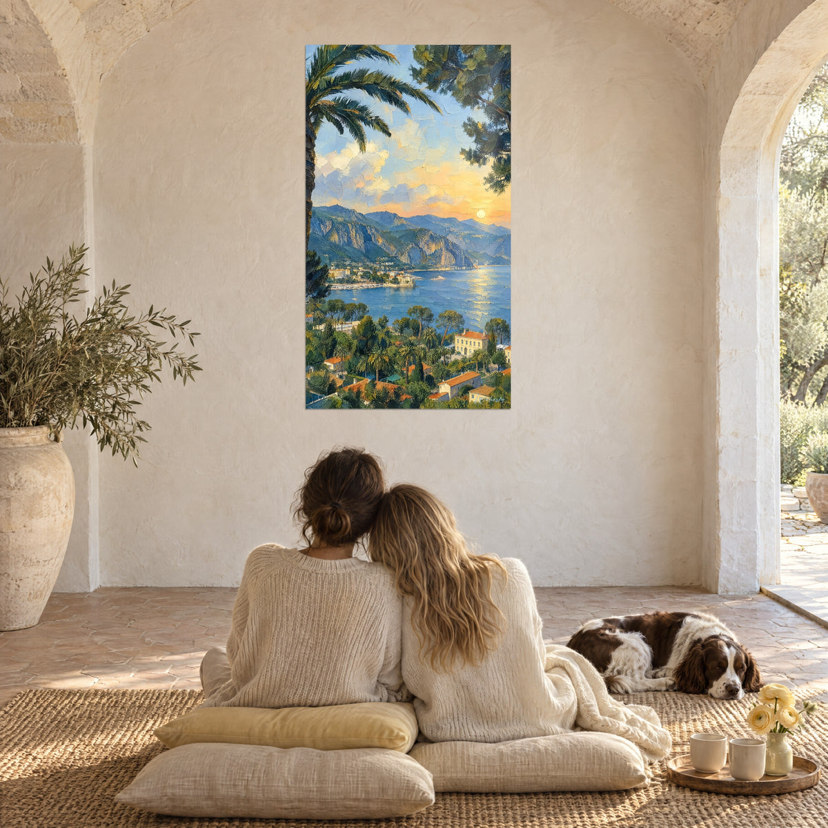 Schilderij Middellandse Zeepanorama in de schemering, diepblauwe zee en oranje wolkenbanken, twee mensen die van achteren omhelzen en een spaniël op een biezen mat