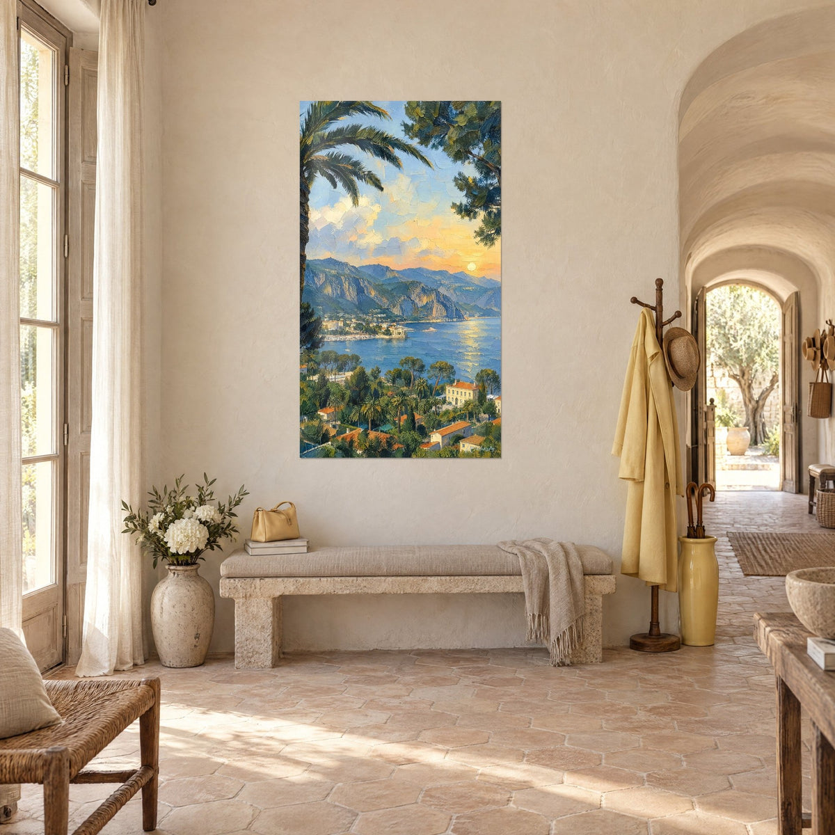Schilderij kust van de Côte d'Azur bij zonsondergang, blauwige kliffen en groene dennen, zee bezaaid met goud, in de entree van een Provençaalse boerderij