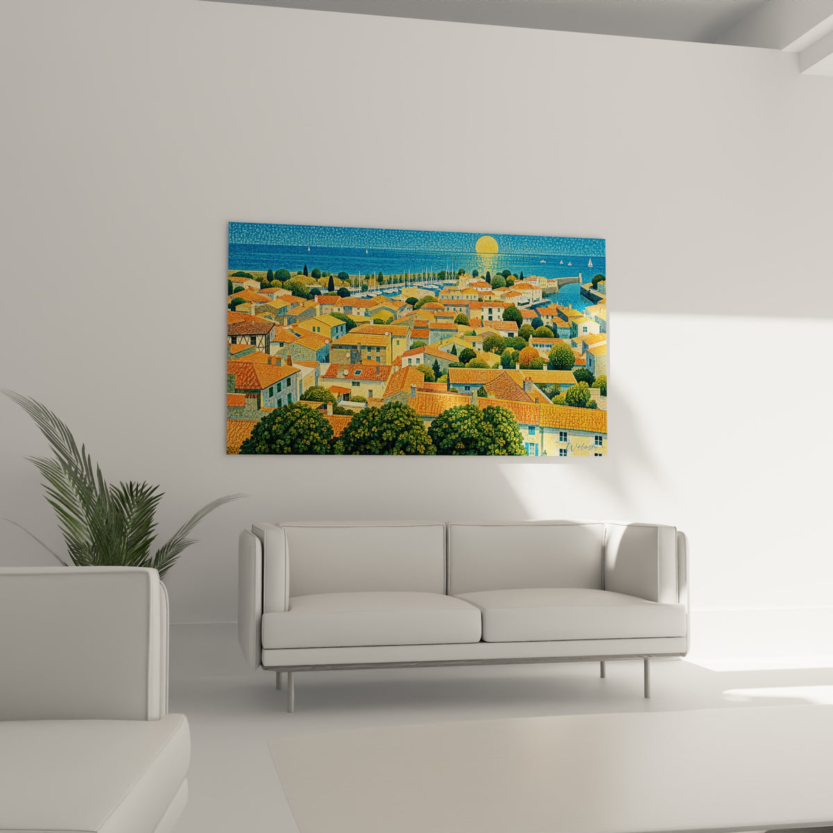 Maisons ocre et mer bleu marine sous un soleil doré, suspendu au-dessus d'un canapé dans un salon lumineux
