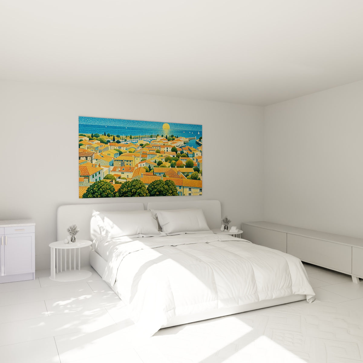 Toits orangés et port bleu scintillant au soleil couchant, accroché au-dessus d'un lit dans une chambre claire
