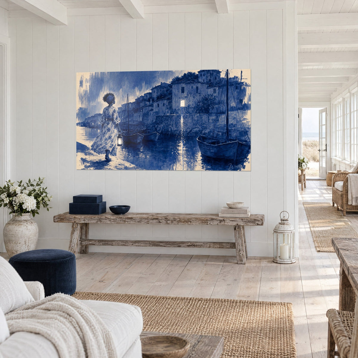 Quadro di una veglia al porto: abito a fiori indaco, lanterna accesa, facciate di pietra color crema, vista di tre quarti su una panchina rustica