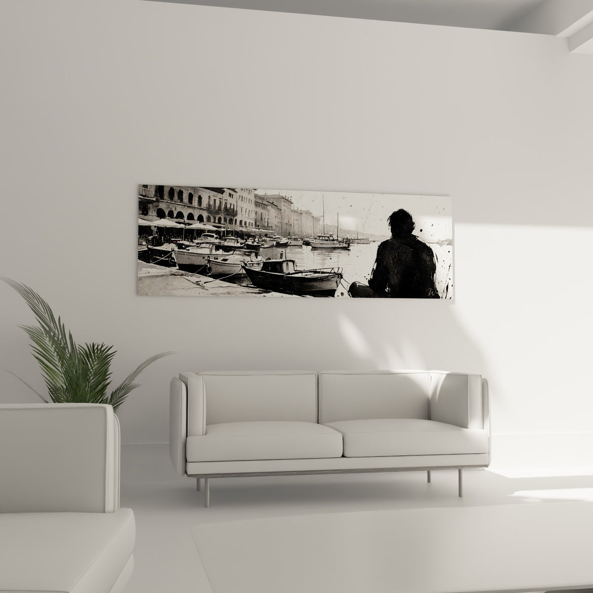 Bateaux amarrés de Saint-Tropez en camaïeu gris au-dessus d'un canapé dans un salon lumineux