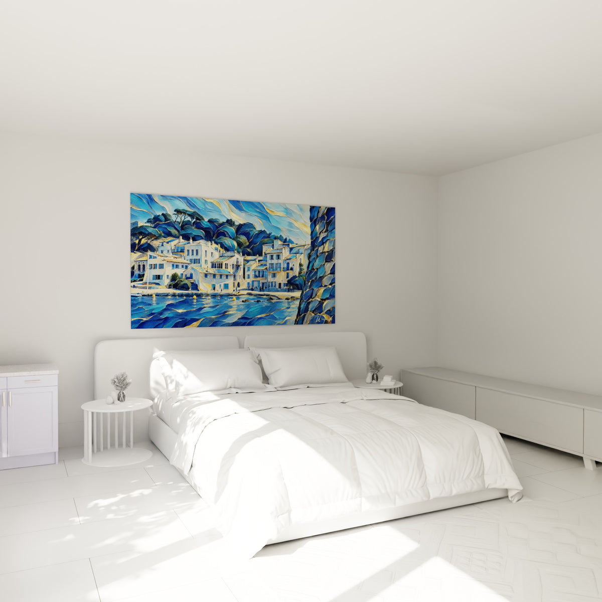 Schilderij Middellandse-Zeeboerderijdorp met witte muren en blauwe luiken, gouden golven, boven een bank in een lichte woonkamer