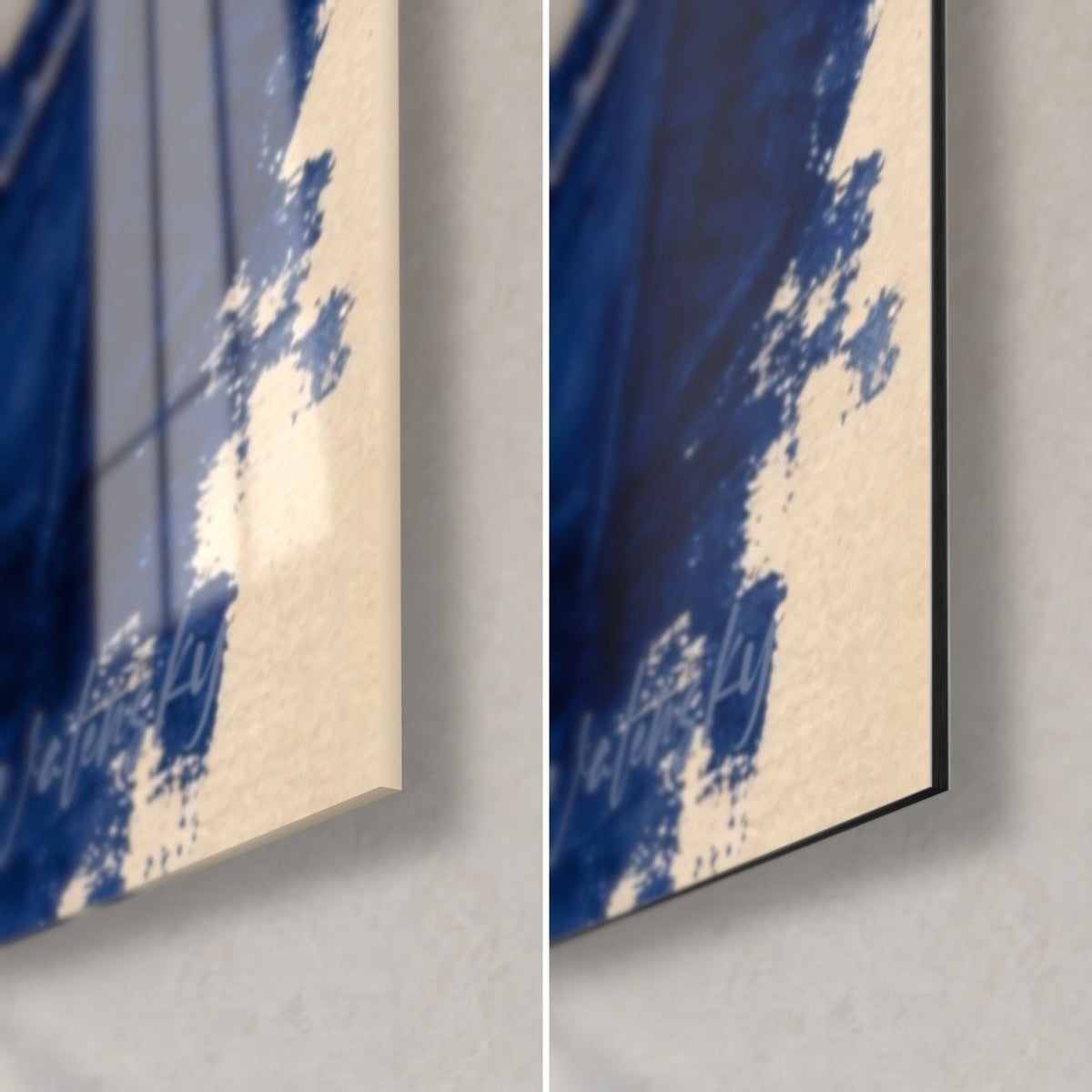 Quadro di una passeggiatrice con lanterna, angolo in basso a destra: vetro lucido e riflessi a sinistra, Dibond opaco a destra, blu notte e crema