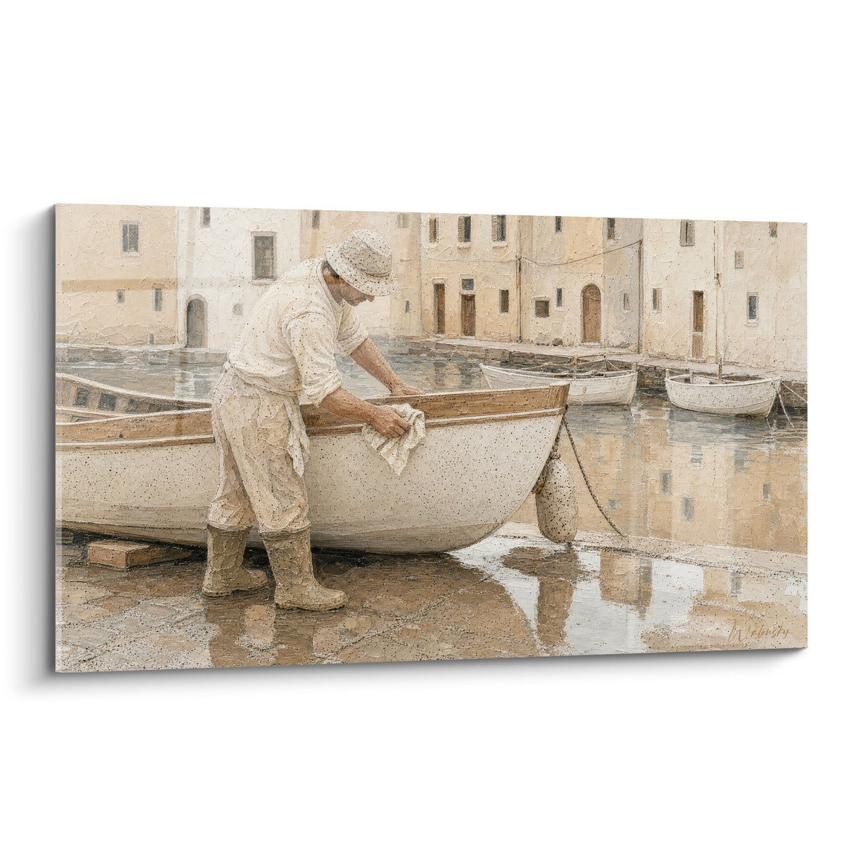 Pêcheur en beige et crème essuyant sa barque devant des façades sable à Saint-Tropez